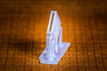 Load image into Gallery viewer, Empty Wooden Pallets - N Scale