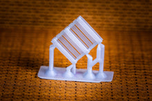 Load image into Gallery viewer, Empty Wooden Pallets - N Scale