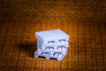 Load image into Gallery viewer, Empty Wooden Pallets - 5of - HO Scale