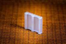 Load image into Gallery viewer, Empty Wooden Pallets - 5of - HO Scale