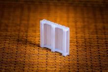 Load image into Gallery viewer, Empty Wooden Pallets - N Scale