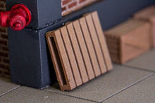 Load image into Gallery viewer, Empty Wooden Pallets (5of) - N Scale