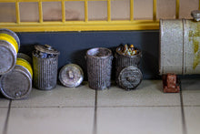 Load image into Gallery viewer, Empty Metal Trash Can With Lid Off (10) - HO Scale