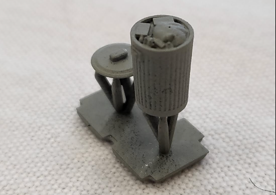 Full Trash Can With Lid Off (Set of 4) - HO Scale
